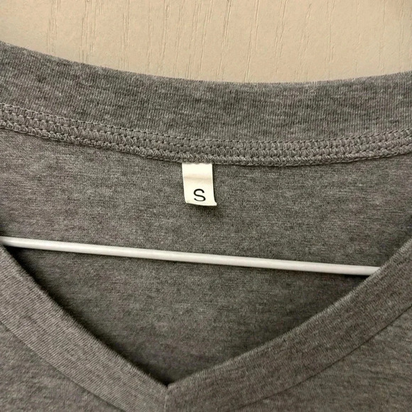 Dog Mom V Neck T Shirt Size Small w Paw Print only worn once! - Picture 3 of 4